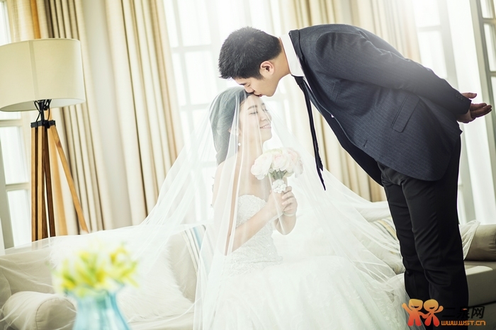 无锡韩式婚纱摄影教您靓丽抹胸婚纱<em>怎样</em>穿?装