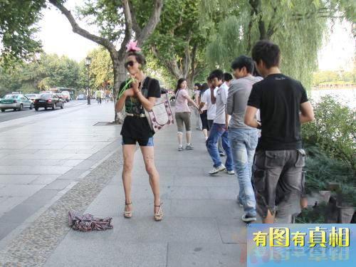 西湖边惊现<em>男扮女</em>装潮流哥